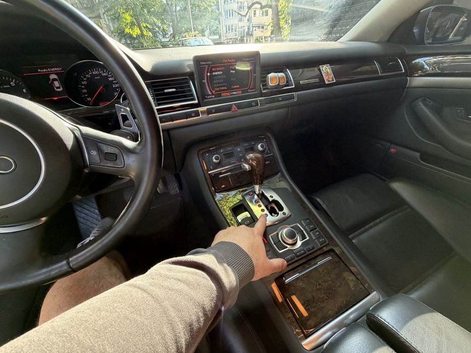 Audi a8  4.2 бензин 2004 година