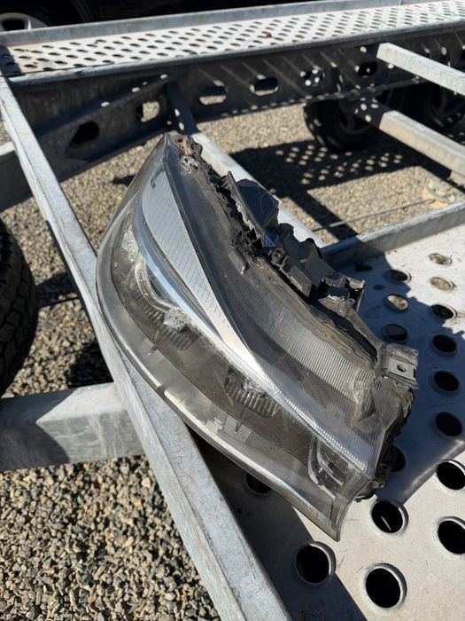 Far deeapta xenon bmw seria 3 gt f34 cu urechi rupte