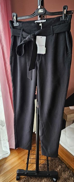 Нов черен панталон