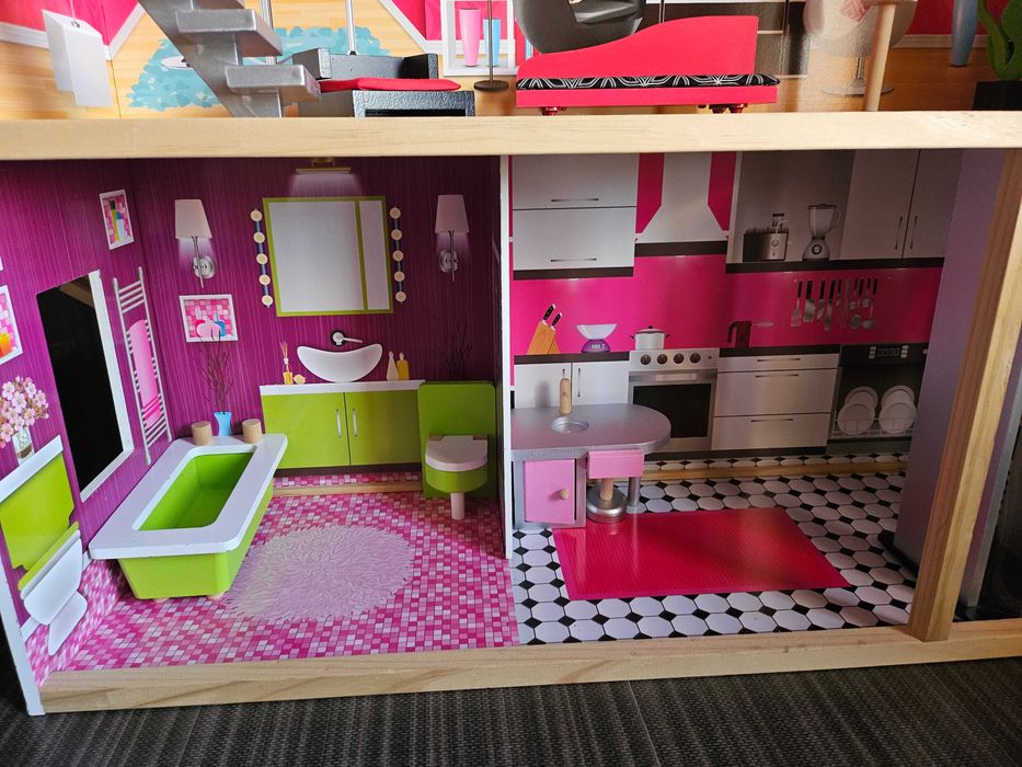 Дървена къща за кукли с обзавеждане и асансьор