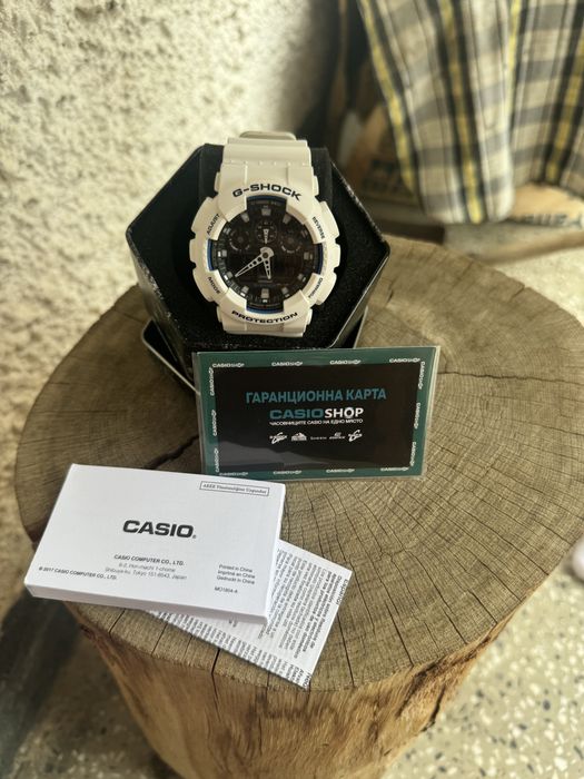 G-Shock: Бял със синьо