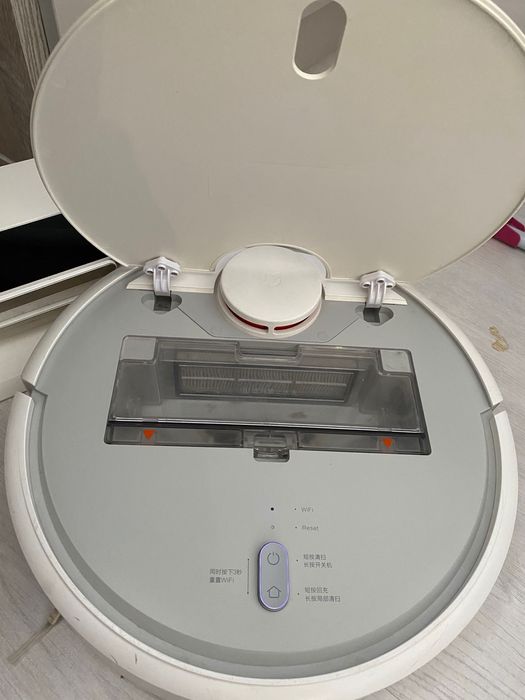 Продам робот-пылесос Xiaomi Mi Robot Vacuum Cleaner 1S
