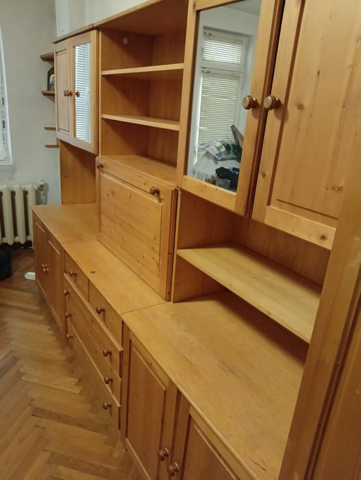 Легла и секция от масивно дърво. Продават се и на отделни модули.