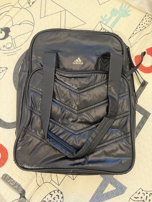 Дамски чанти и раница със забележки