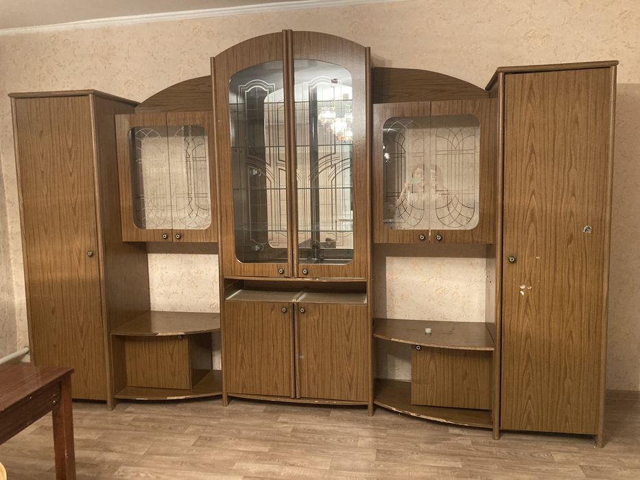 Срочно продам шкаф( горку) в хорошем состоянии 15000