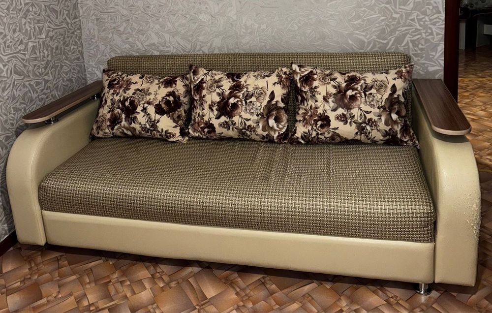 Диван примерно 180-200