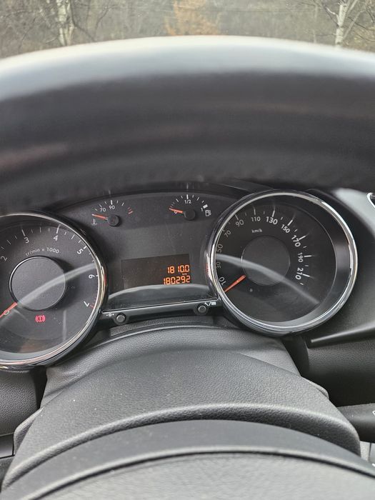 Peugeot 3008 an 20011 benzina manuala.