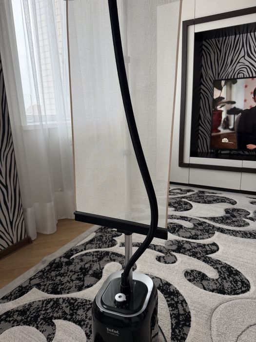 Паровой отпариватель Tefal.