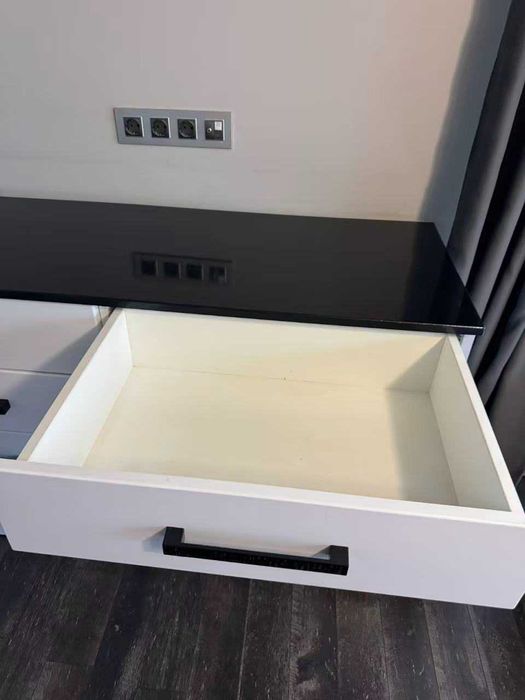 Дизайнерски Гардероб и Скрин с блум механизми,Тоалетка с лед огледало