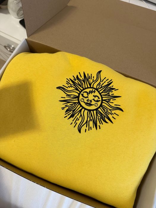 Суитшърт “слънчеви лъчи в мрака” от Изабел Овчарова