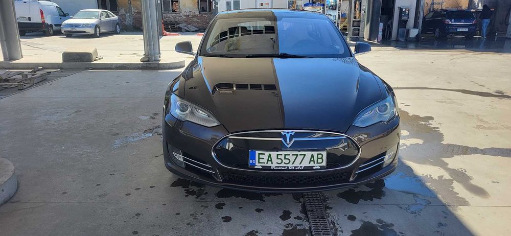 Автомобил под наем Tesla S