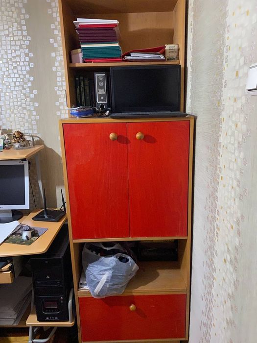 Два шкафа деревянные. Подойдут как для детской комнаты или как офисный