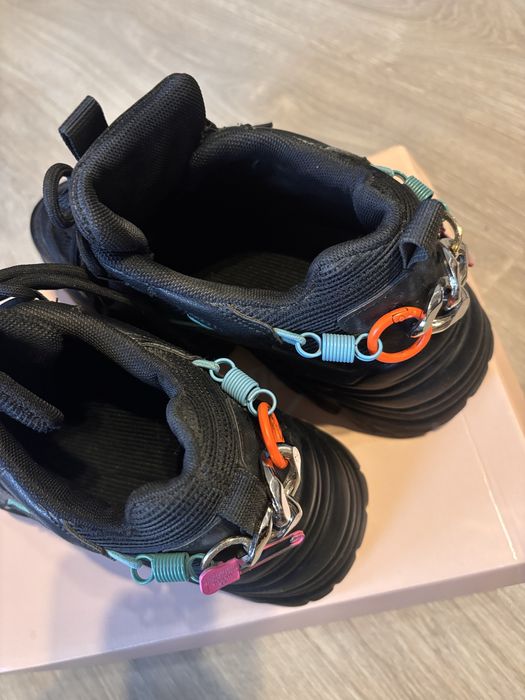 Черни спортни маратонки