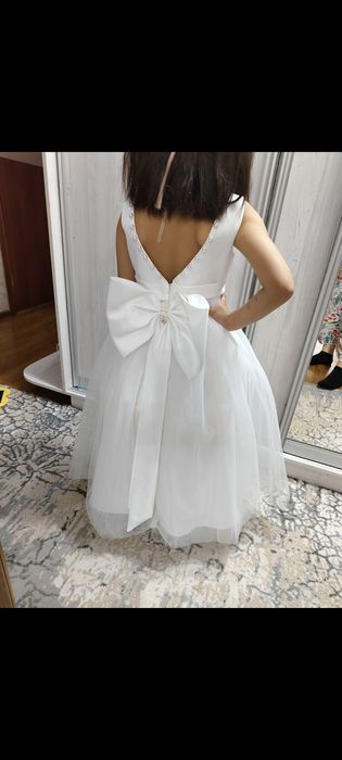 Продам платье белое для девочки 5-6 лет