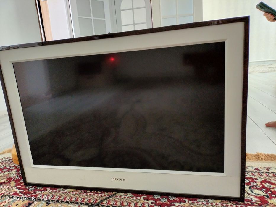 Телевизор Sony б/у. Состояние хорошее, в комплекте есть пульт.