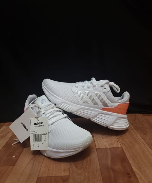 Кроссовки, белые Adidas.