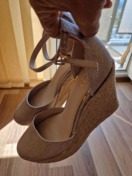 Дамски обувки на платформа