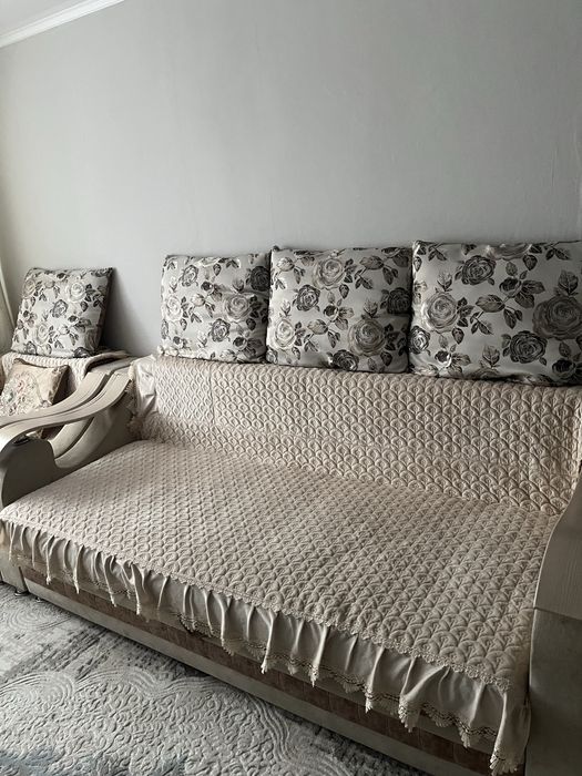 Диван с креслом с чехолом