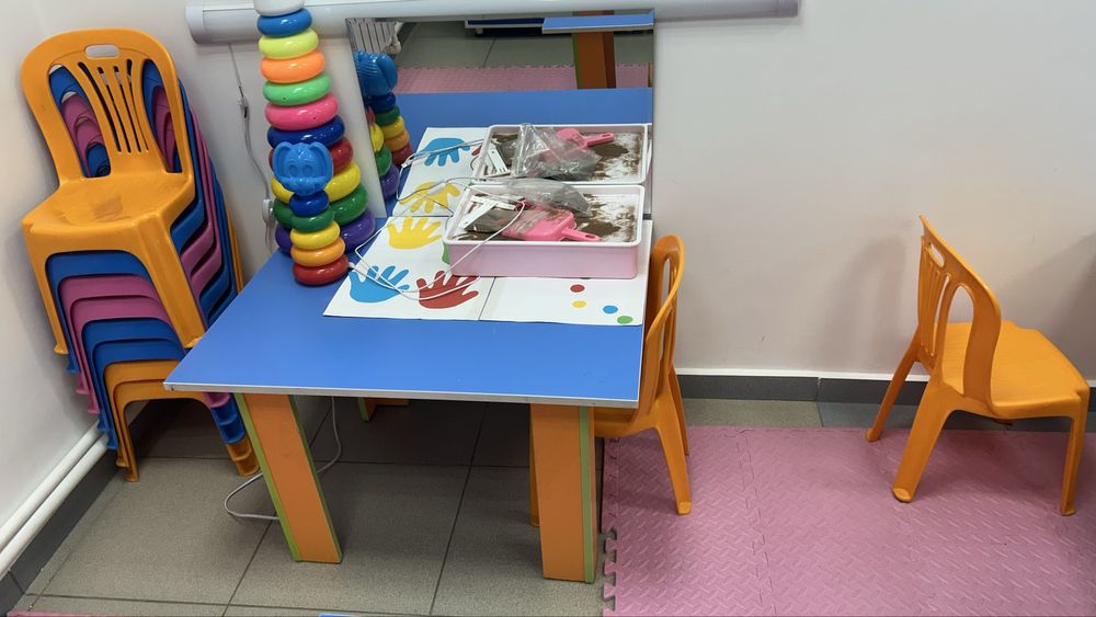 Продаю детский стол со стульями