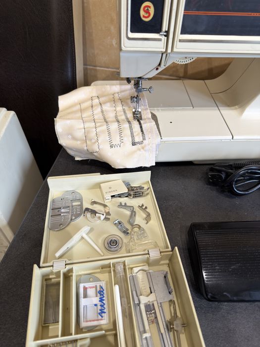 Masina de cusut festonat si butoniere SINGER Germania