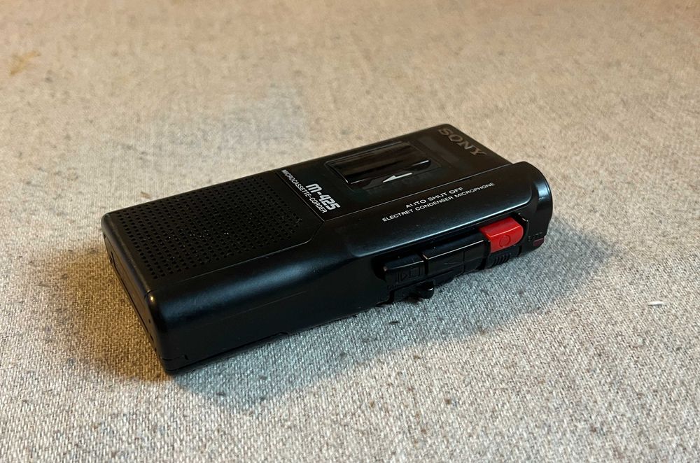 Sony M-425 microcassette recorder cu caseta Maxell MC-60UR