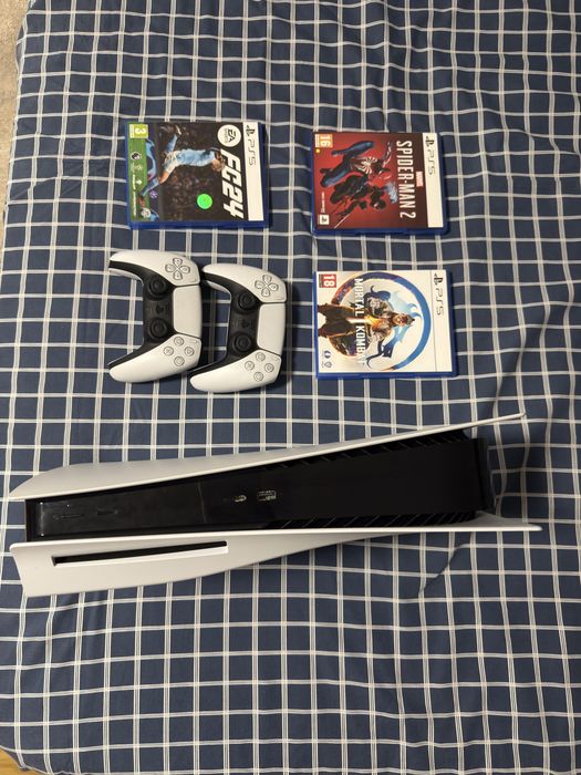 Vand PlayStation 5 (disk), doua controllere si 3 jocuri