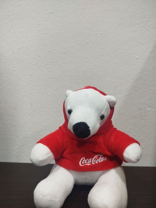 Продаются плюшевые мишки от компании coca cola