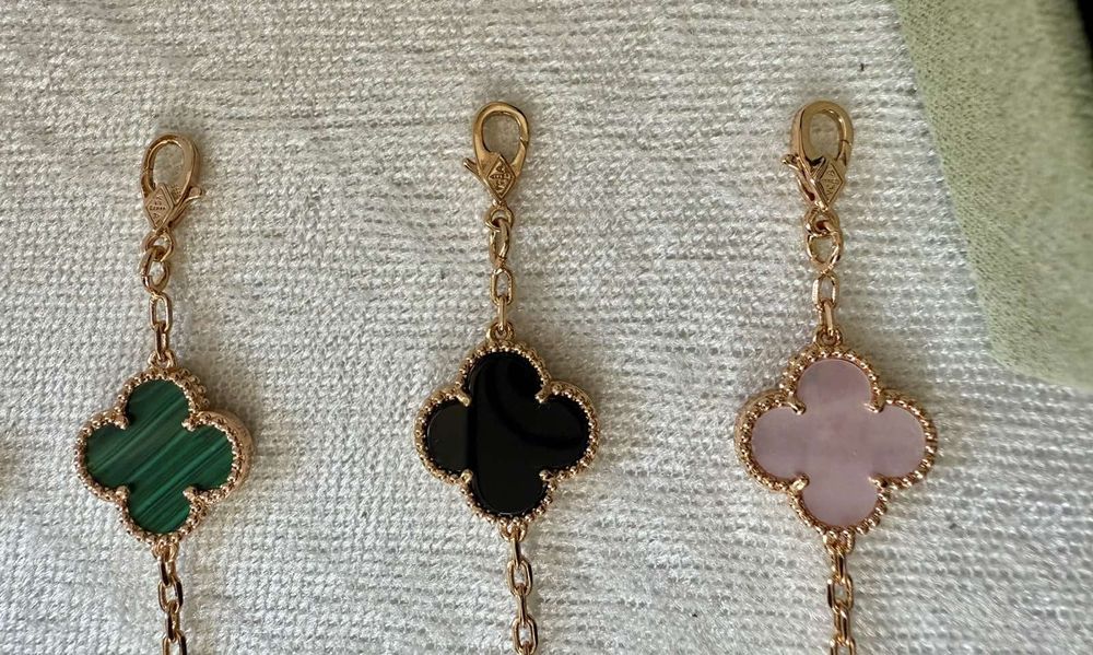 Van Cleef & Arpels Гривни много цветове + кутия , сертификат , карта