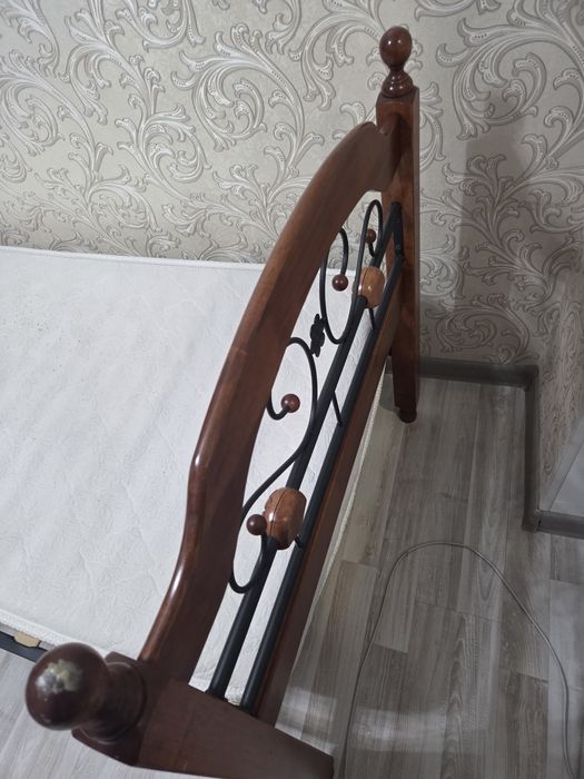 Кровать с матрасом