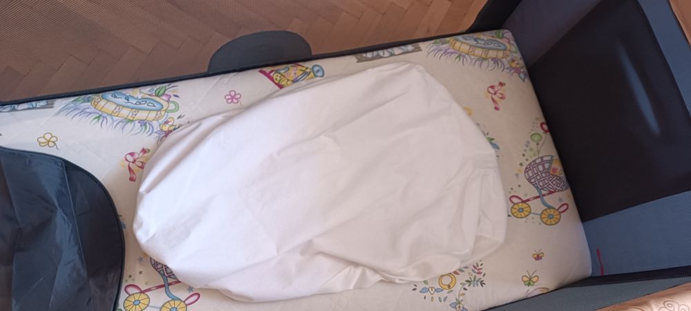 Кошара за бебе , сгъваемо травъл легло (неразличимо от ново )