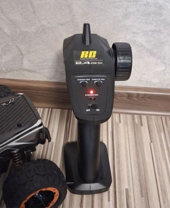 Automodel scara 1:16 cu telecomandă.
