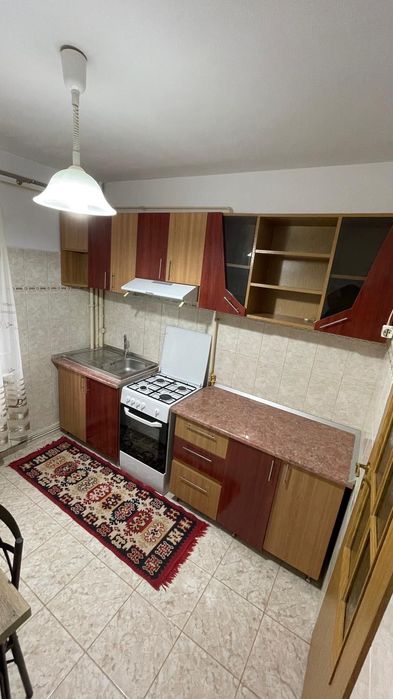Închiriez apartament cu 2 camere