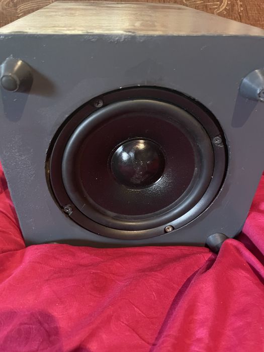 Vand boxa jbl subufar  putin zgariata functionează