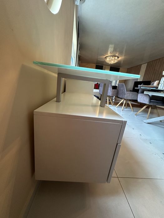 Бял шкаф за хол.