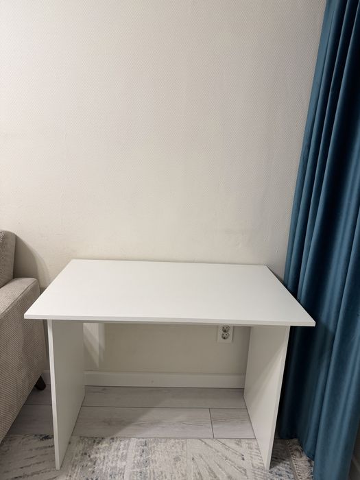 Белый стол из ЛДСП.