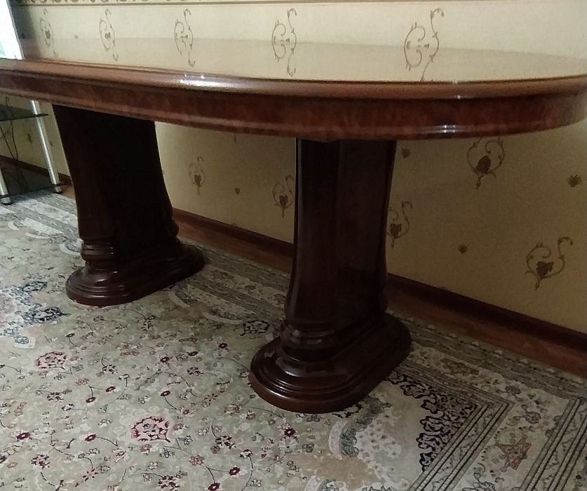 Стол для гостиной