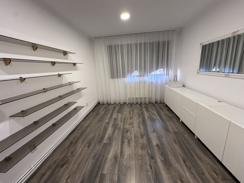 Inchiriez spatiu salon
