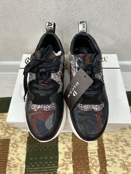 Продам женскую кроссовку