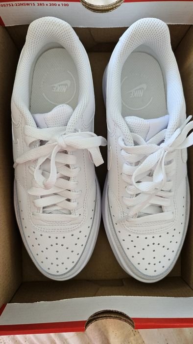 Бели маратонки Nike модел Court Vision Alta