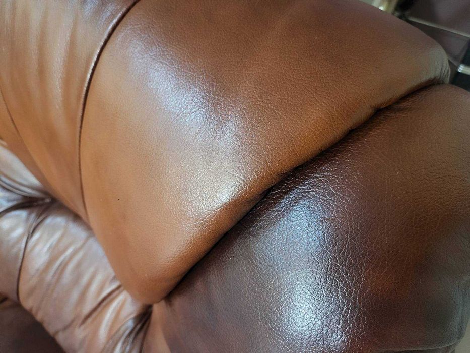 Кафяв комплект дивани тройка,двойка и фотьойл от естествена кожа и дъб