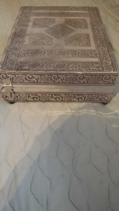 Продавам метална кутия за бижута с флорални инкрустации
