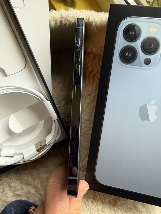 Apple iPhone 13 Pro Max 256GB Sierra Blue – отлично състояние, пълен комплект