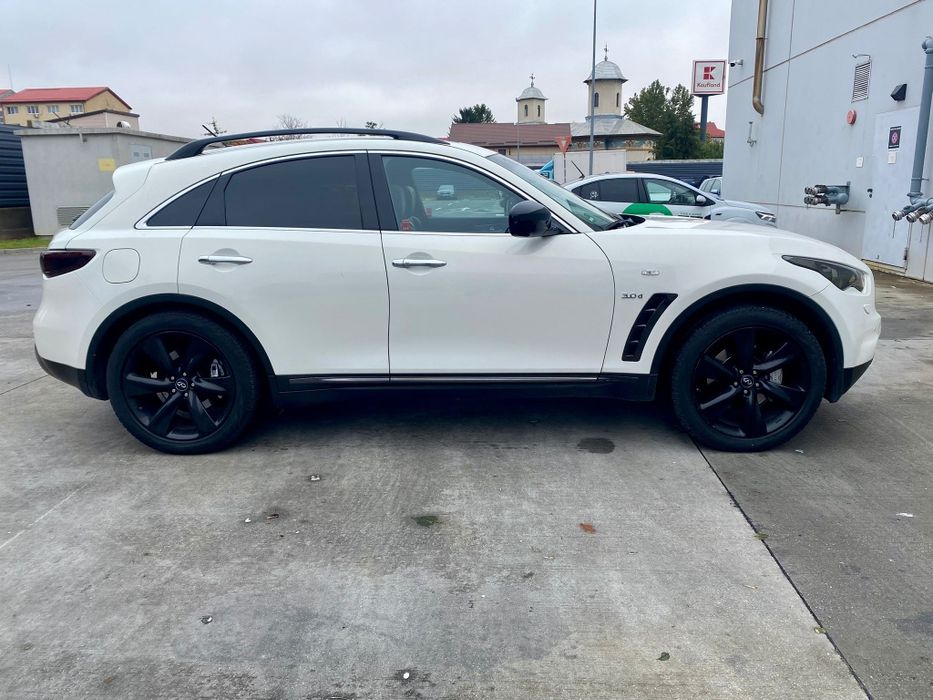 Vând Infiniti QX70