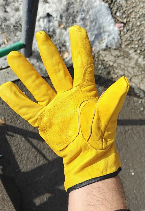 Рабочие кожаные перчатки