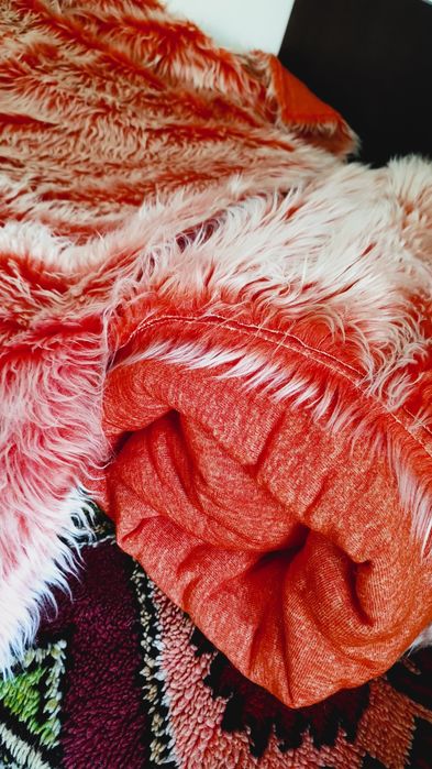 Болна дългокосместа в два цвята - розова, зелена, оранжева.