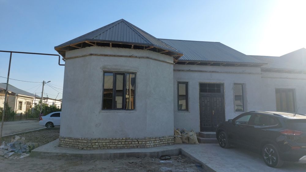 Урганч шахрида 160 м2 янги курилган 1 каватли уй  сотилади.