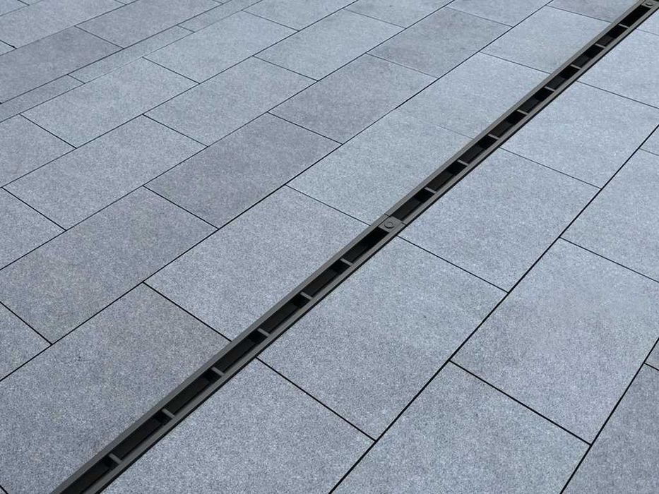 Скрытый лоток для водоотвода пластик с металлической крышкой