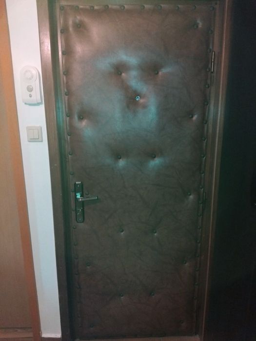 Uşă de lemn capitonată