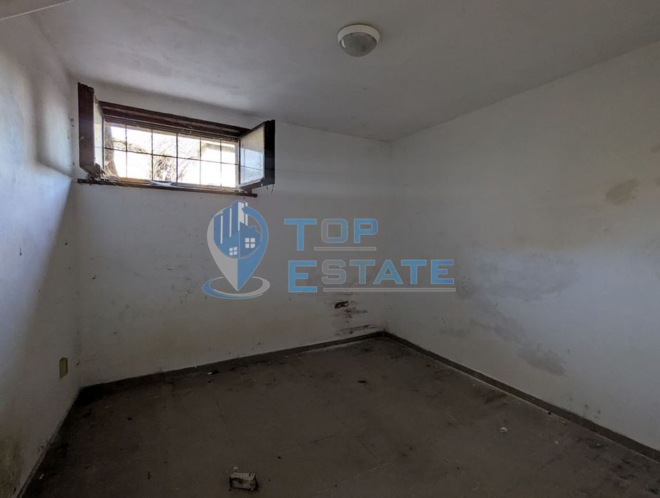 Промишлено помешение на центъра на село Първомайци, област Велико Тър