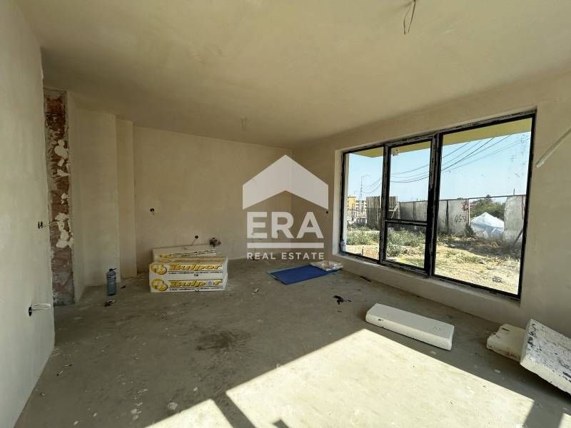 Тристаен, ексклузивен, югоизточен апартамент за продажба, с голяма дне